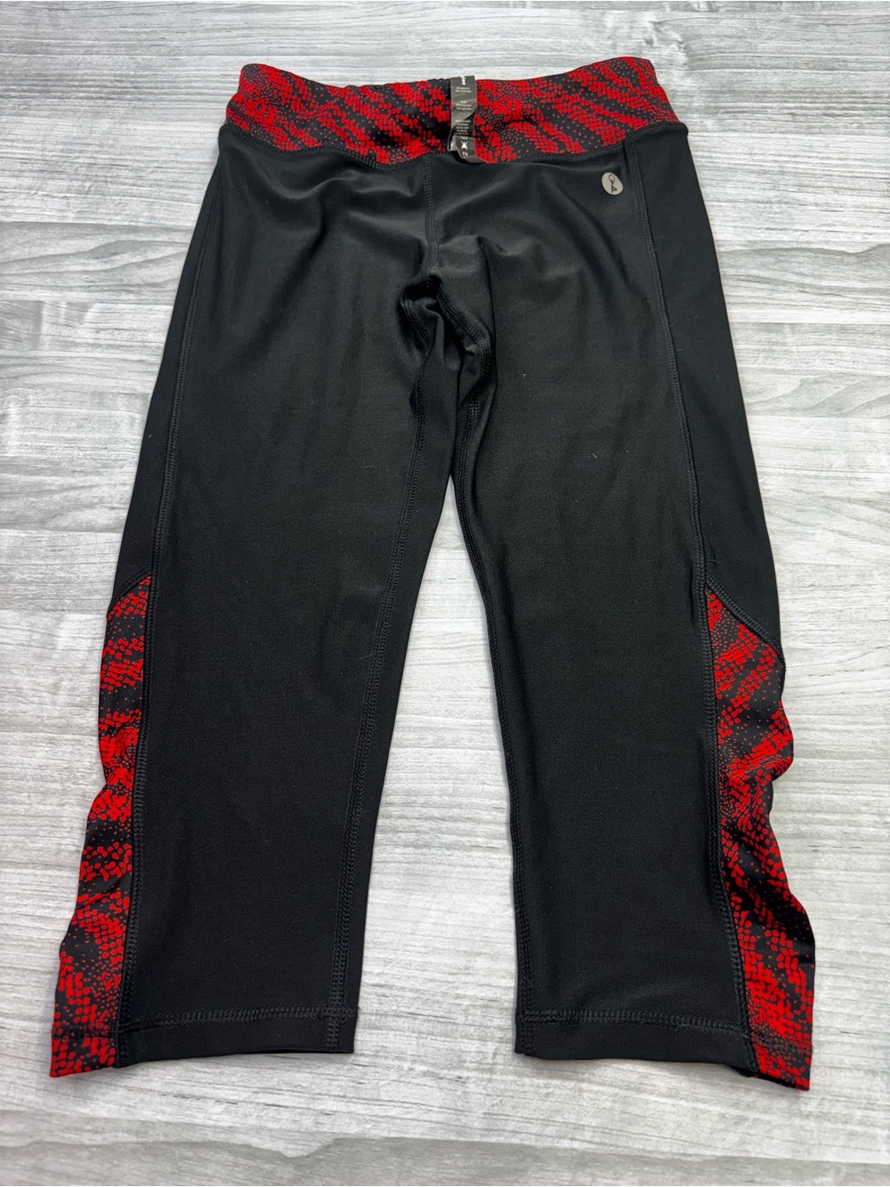 Standing Tree Black and Red Cropped Performance Leggings Size Small
